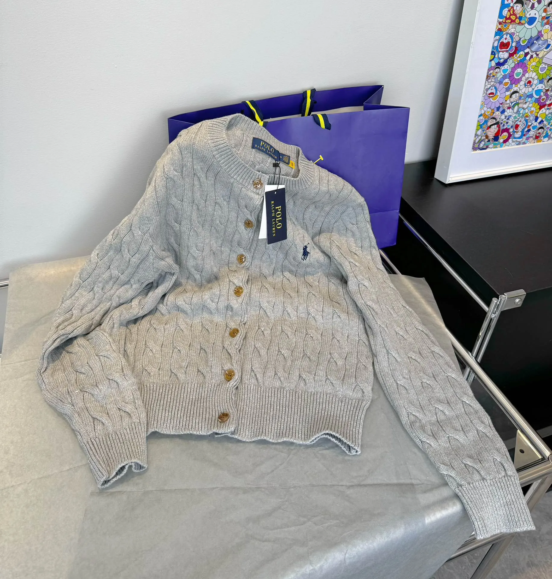 🅿️240 Style number: L05 (grey) Ralph Lauren RL classic war horse logo embroidery on the chest cable pattern twist button round neck long sleeves buttoned knitted sweater cardigan jacket Color: SIZE: XS S M L Size reference # Length Bust Shoulder width 64 52 45 I will always love sweet girls. The soft and glutinous🧶🫶 style is a very classic cable sweater. It has an American retro college style. It feels very comfortable. It is a must-have item for spring, autumn and winter wardrobes. It also looks good when layered as an inner layer in cold weather. High-density LOGO embroidery on the chest, and original customization of tag accessories. Made of pure cotton yarn 🧶 blended with wool, pure cotton is skin-friendly and comfortable, small label war horse embroidered twist turtleneck sweater 🐎 high quality. Follow the blogger to learn how to wear it! Let’s get a Ralph Lauren cable sweater. It’s a super hard-to-find series after it became popular. It’s hard to find one on the official website. It’s simple and practical to wear, with a lazy and loose feel. The thickened fabric has a more texture, soft and delicate feel, and a loose fit. Whether worn alone or layered, you can wear different styles of fashion with just one piece. ⚠️Contains wool products🦙 Pay attention to the washing method to avoid shrinkage